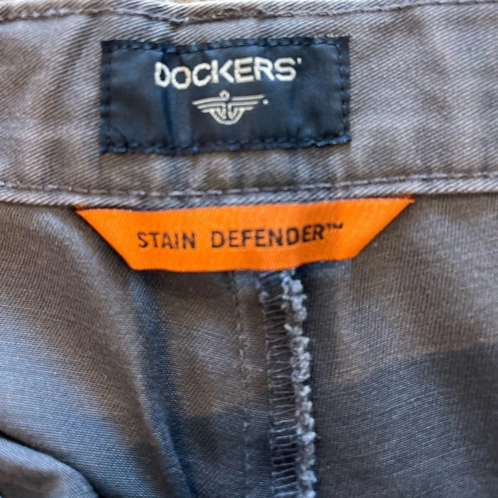 Dockers Men’s Pleated Dark Gray Flat Front Shorts 7” Inseam 40W Stain Defender